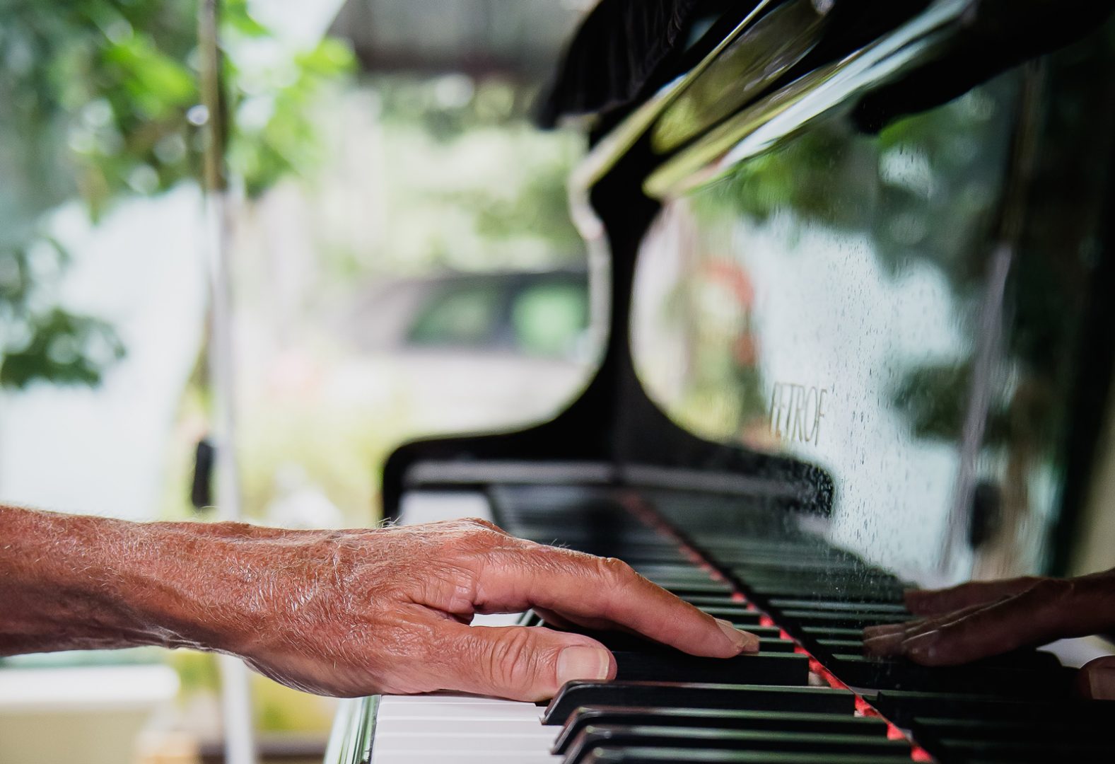 David Helfgott about to play his piano