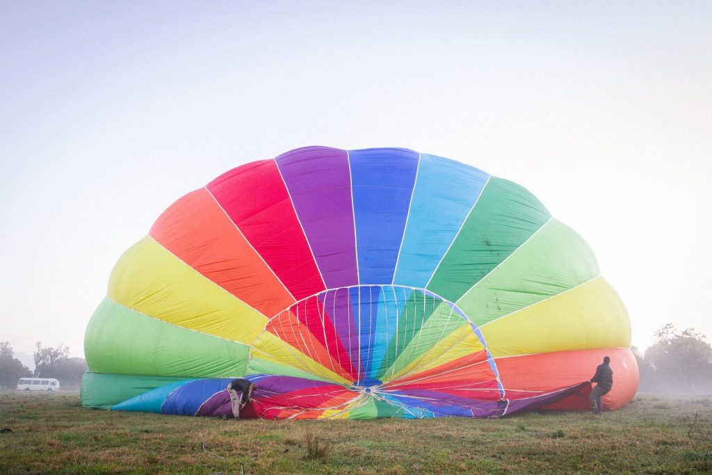 hot air balloon set-up byron bay