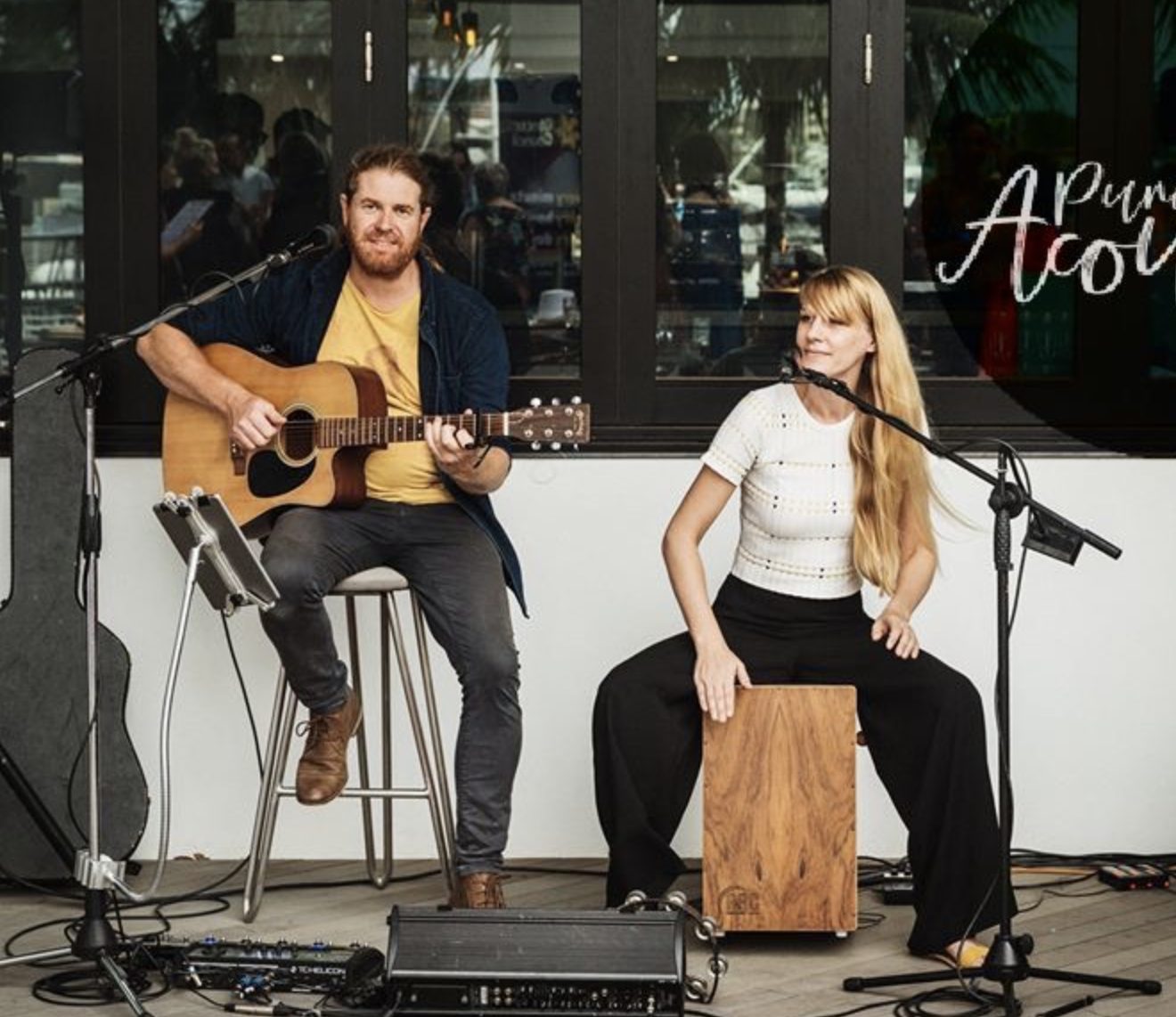 Pure Acoustic at the Hoey Moey