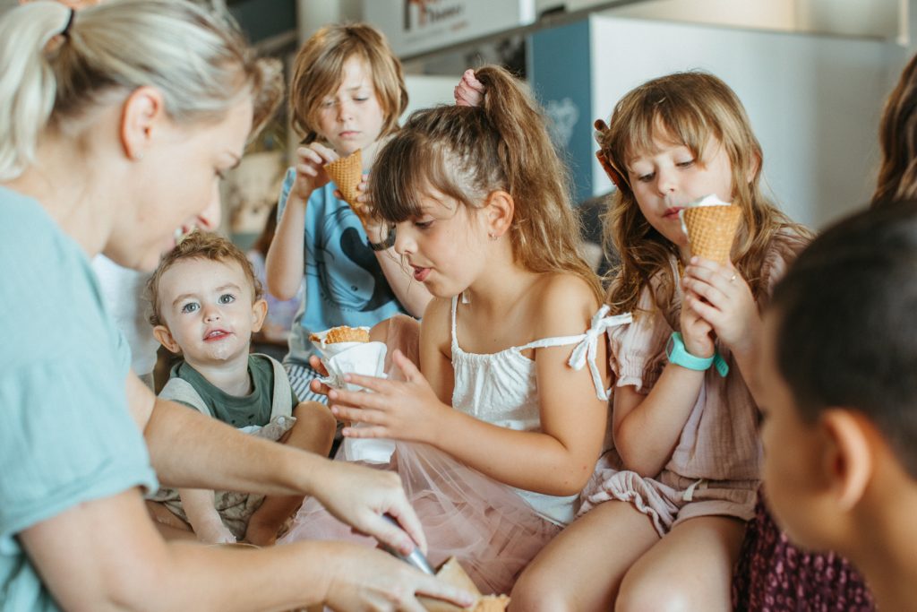 A group of young children eating gelato