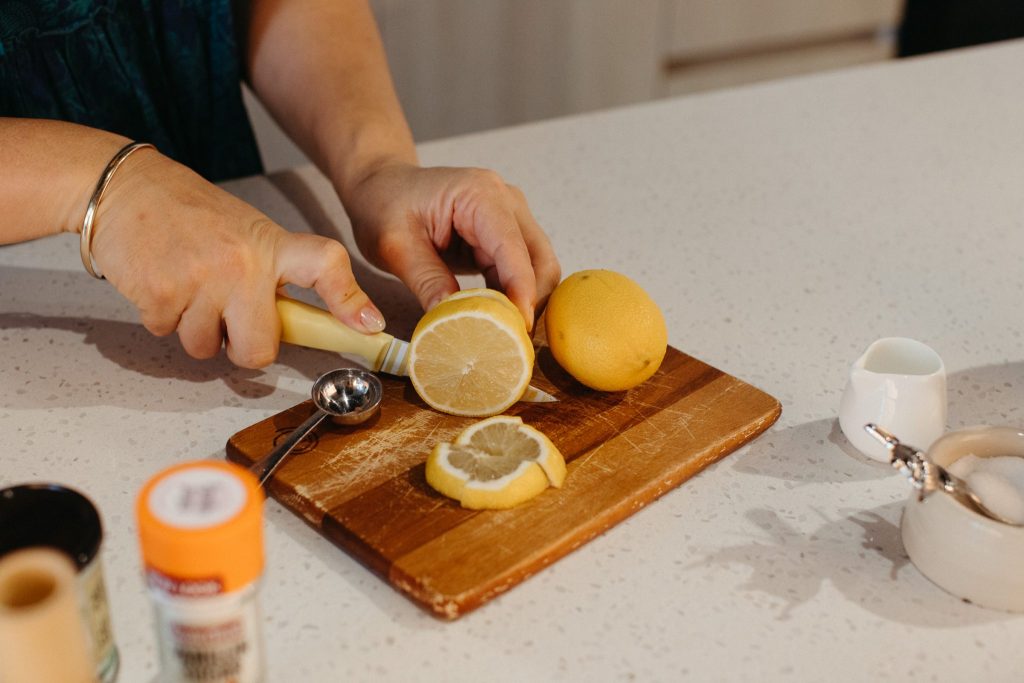 Cutting lemons 