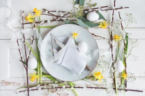 Easter place setting decoration with branches and flowers. 