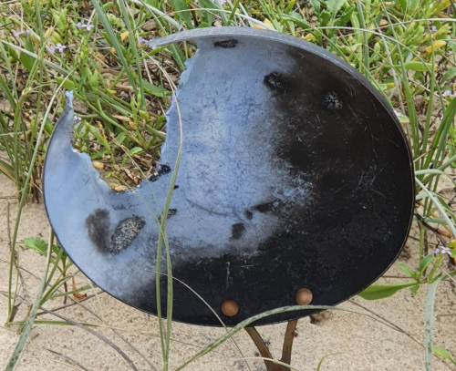 Smiling fry pan with a heart on the beach | J. from Forster